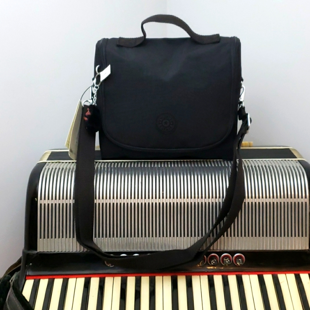 NWT - KIPLING TRUE BLACK LIVE LIGHT INSULATED LUNCH BAG.